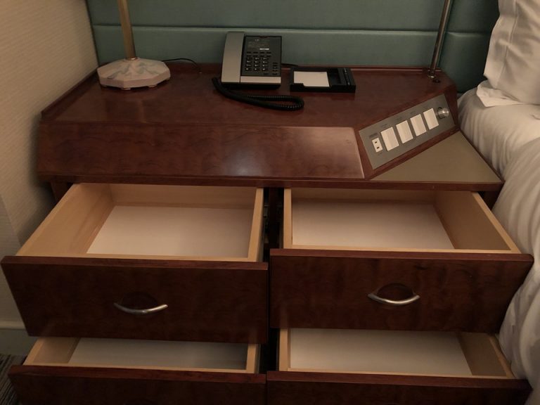 ベッドサイド クローゼット