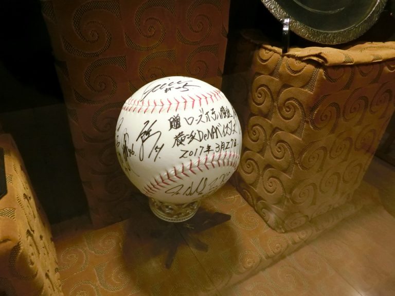 フロント階エレベーターホール ベイスターズグッズ(1)