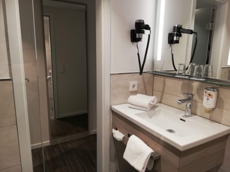 バスルーム内から入口1