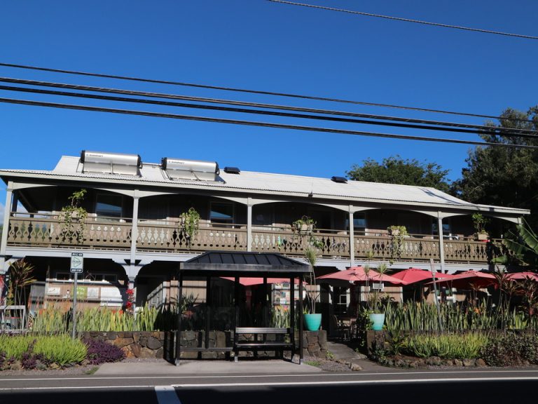 ホテル正面の道を挟んだ向かいにトローリーのバス停があり、 カイルアコナの街まで出掛ける事ができます。