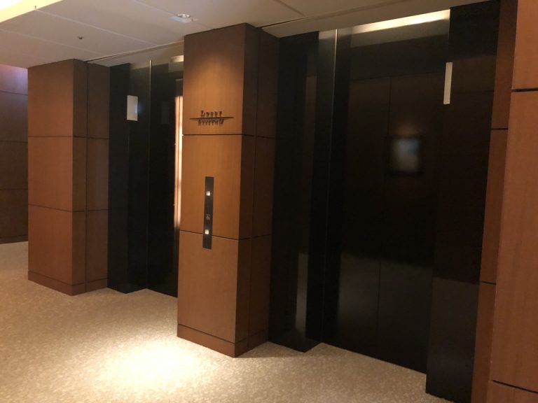 フロントエレベーター