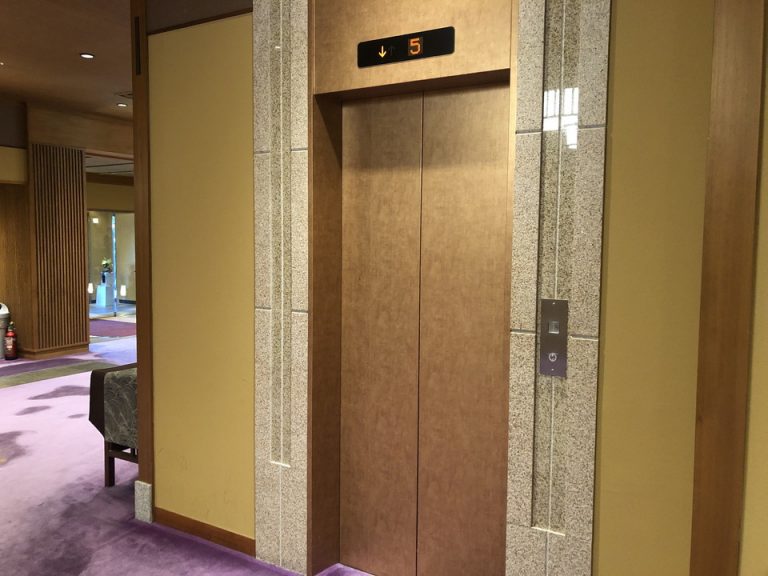 フロントエレベーター