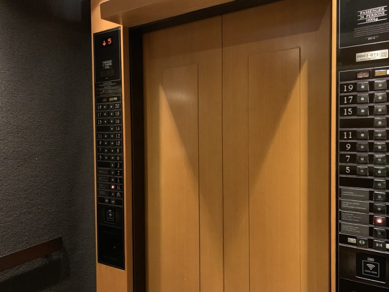 エレベーター内観01