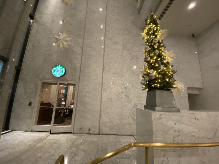 エントランスからスタバ入口