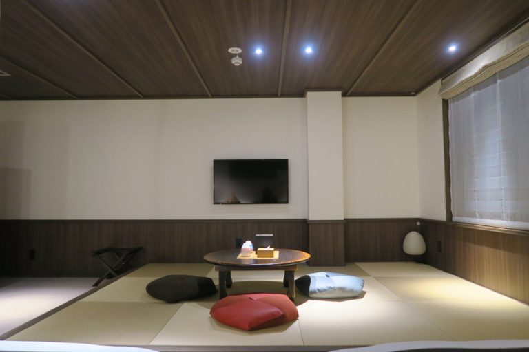 ベッド側から見たテレビ