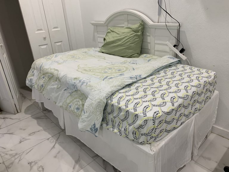 ベッド。白が基調の清潔感のあるデザインです。広さはそれほどありませんが、設備が十分に整っているので旅の間過ごすにはとても満足でした。(1)