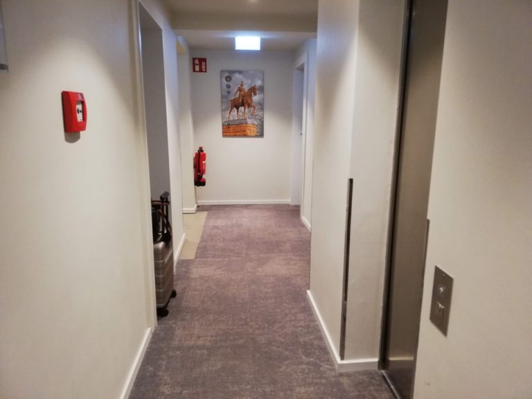 エレベータホール客先階1