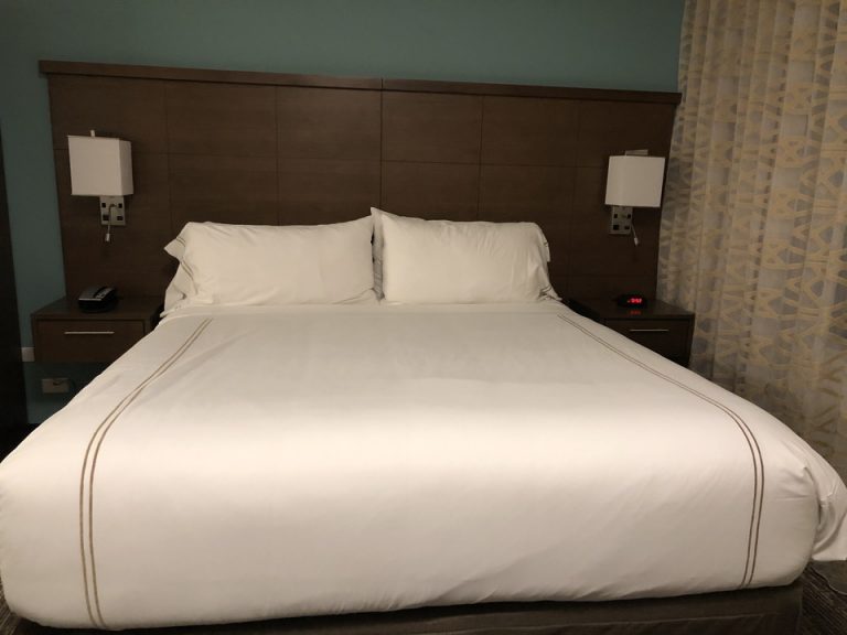 ダブルサイズのベッド。両脇のテーブルにはライトとコンセント、USBポートがあります