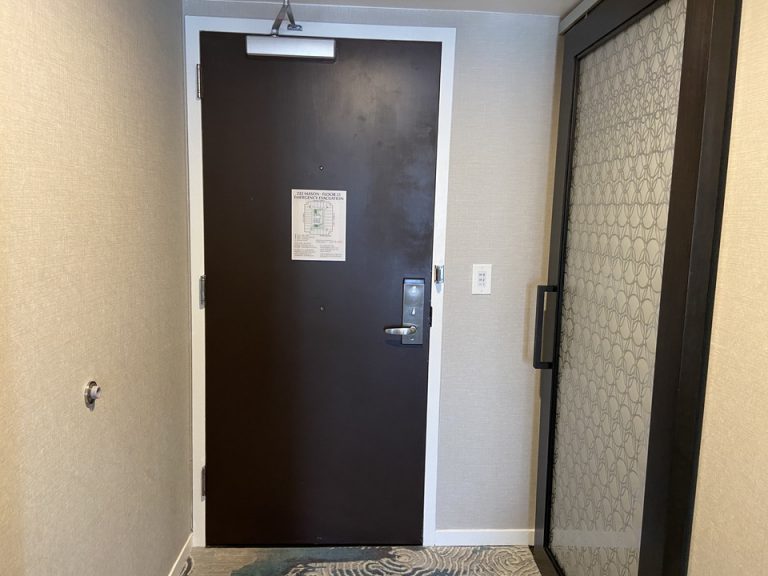 内側から客室入口