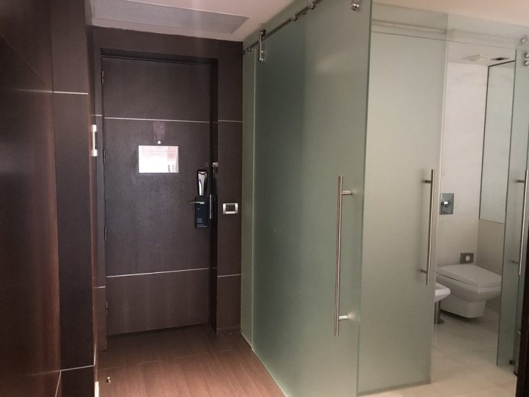 部屋内から入口方向 2