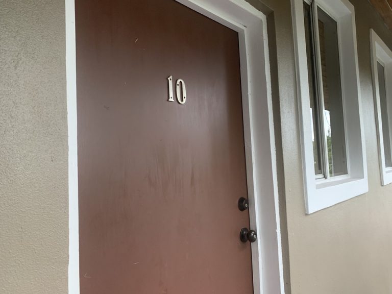 客室外観廊下ドア。可愛らしい扉です。