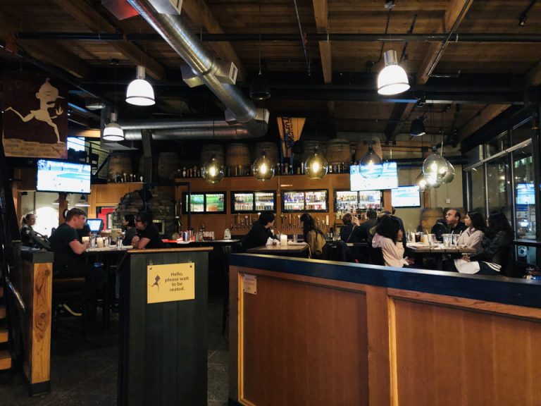 serious pie _ biscuit の内装