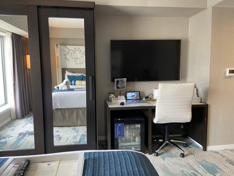 ベッド方向からtv