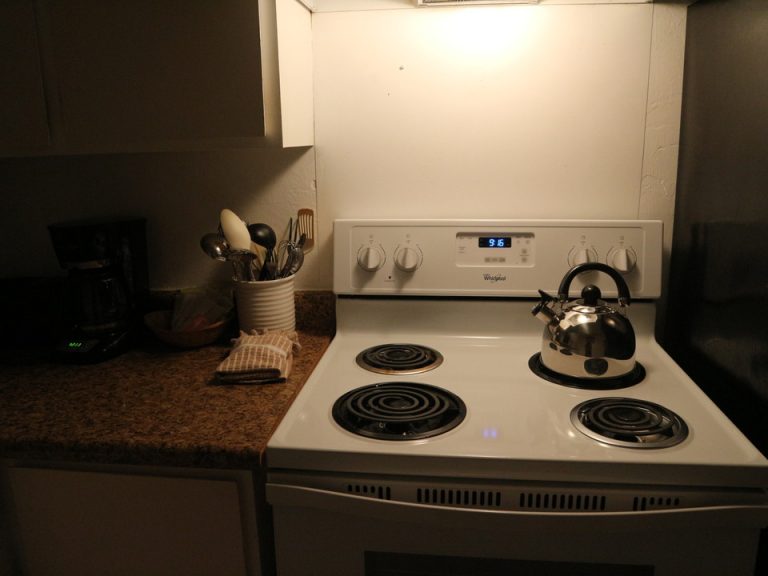 コンロは4口のコンロです。