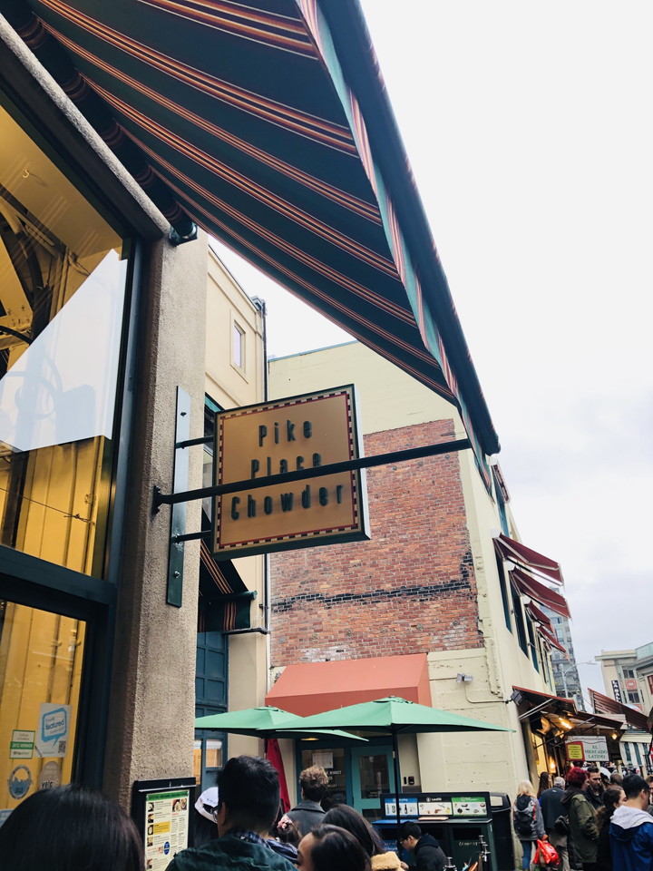 Pike place market の中にある有名なクラムチャウダー屋さん