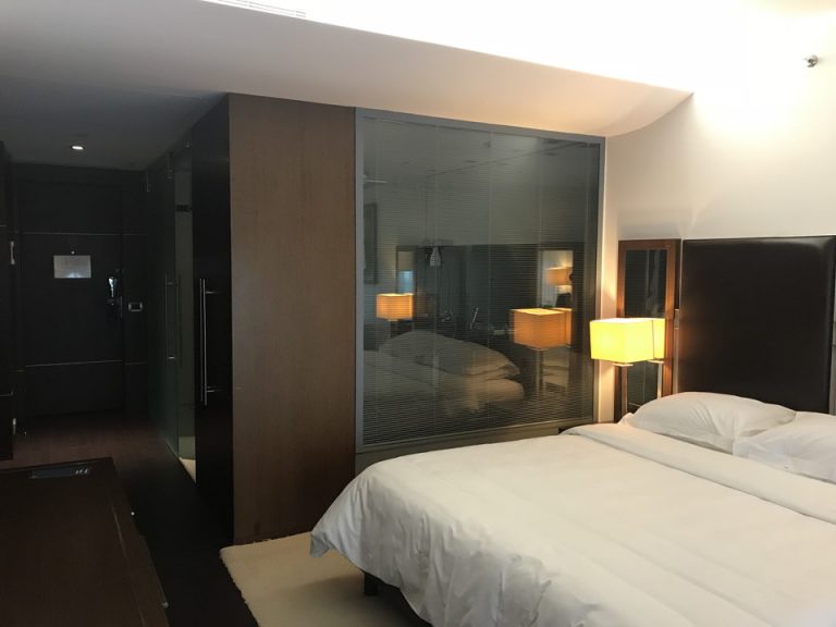 部屋から入口方向