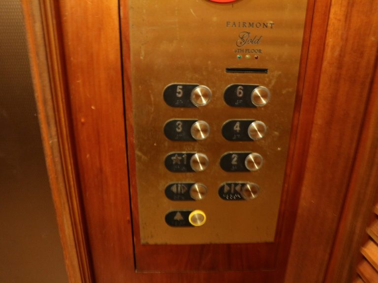 エレベーター階数ボタン