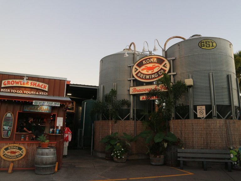 コナブリューイングカンパニー内にある、コナブリューイングパブで地ビールを飲む事ができます。