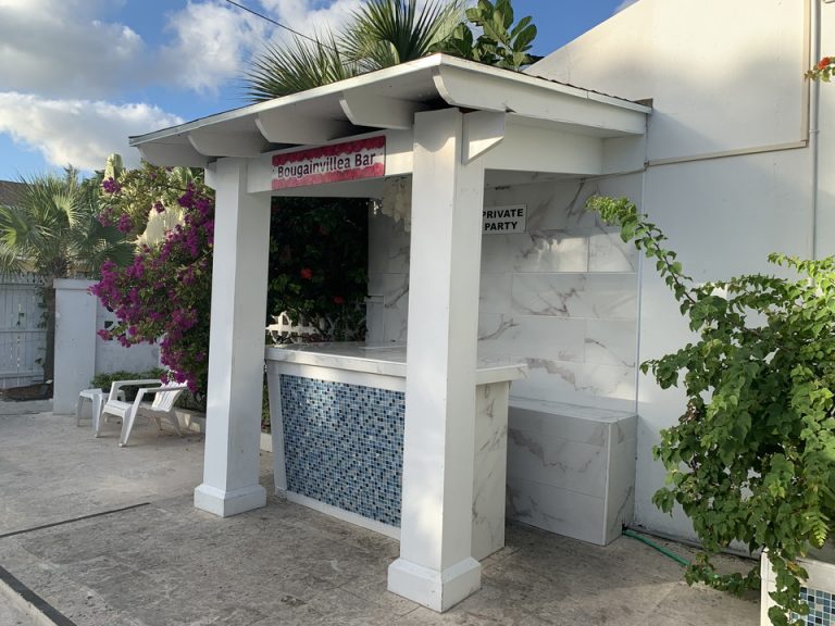 プール。夜はプールサイドのこちらでフリードリンクのサービスがあります。