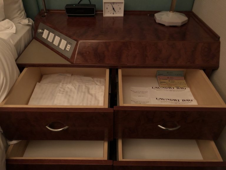 ベットサイド クローゼット(2)