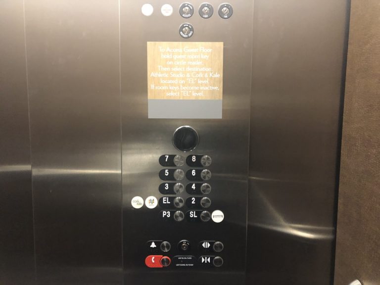 エレベーターはカードキーをかざさないと動きません