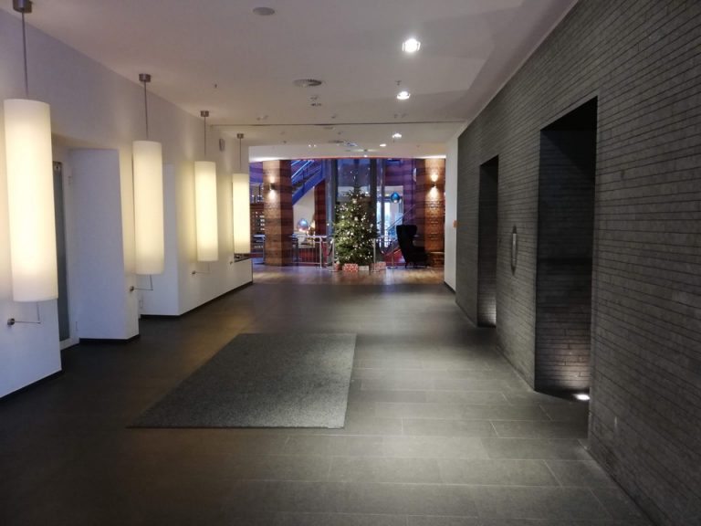 エレベーターホールフロント階2