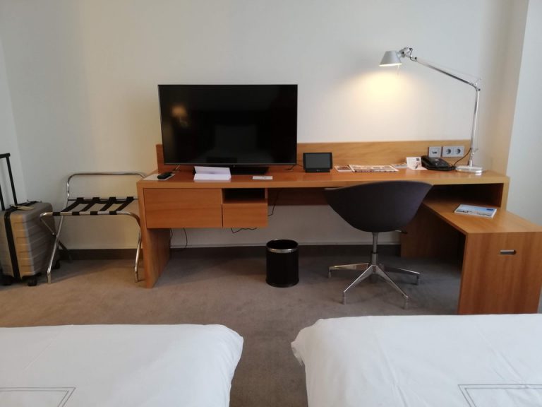 ベッド方向からTV2