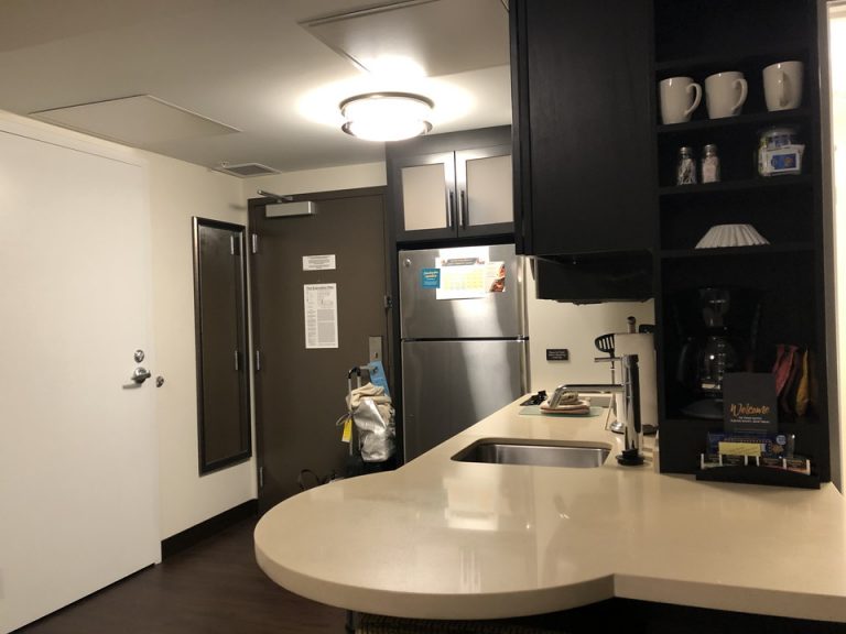 入ってすぐに大きい冷蔵庫、キッチンがあります