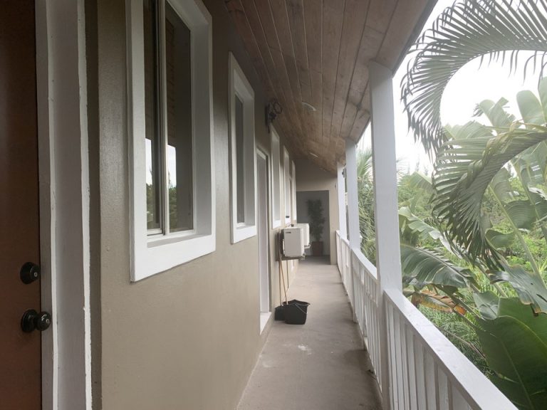 客室前の廊下です。リゾート地に来たような気分にさせてくれます。