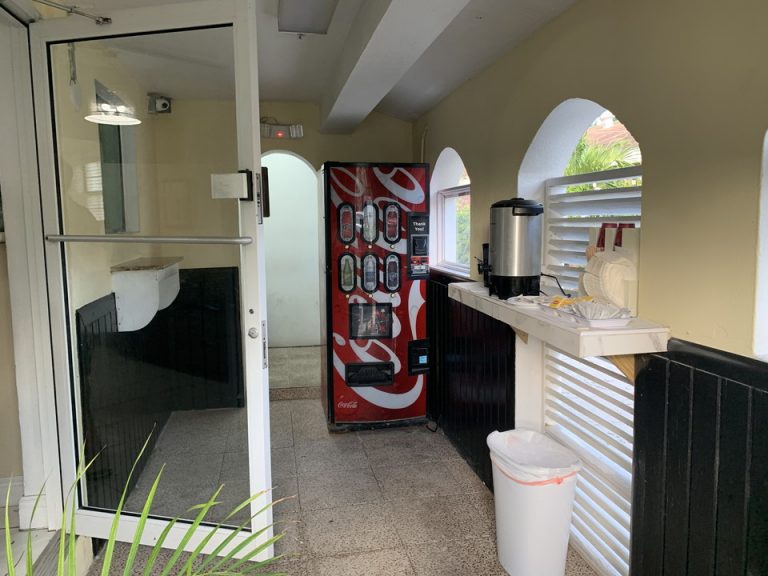 エントランス内観。コーヒー、紅茶は1日を通して設置されていました。