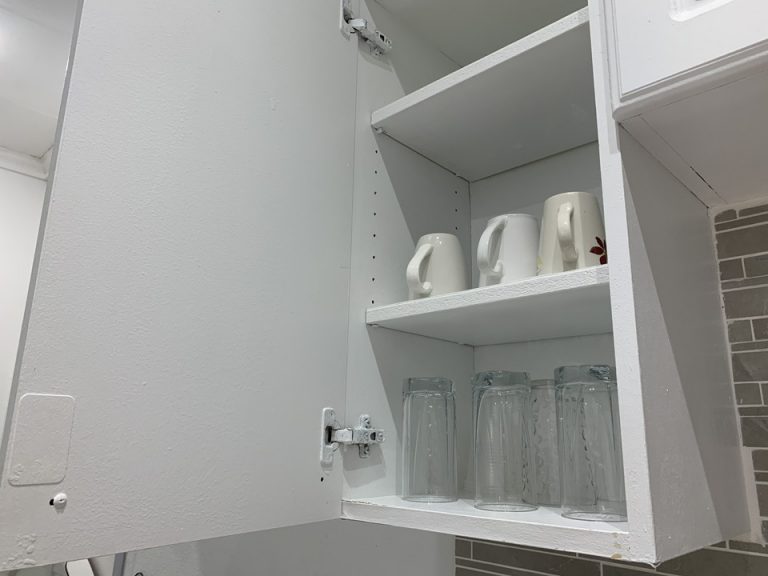 グラス、カップ。キッチン器具も十分に用意されています。