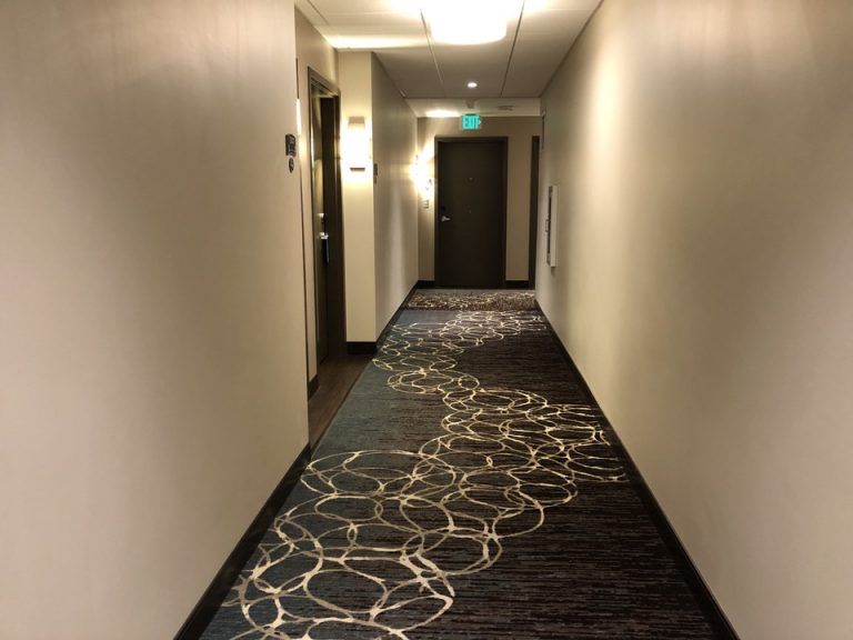 部屋に続く廊下は高級感のある絨毯がひかれています