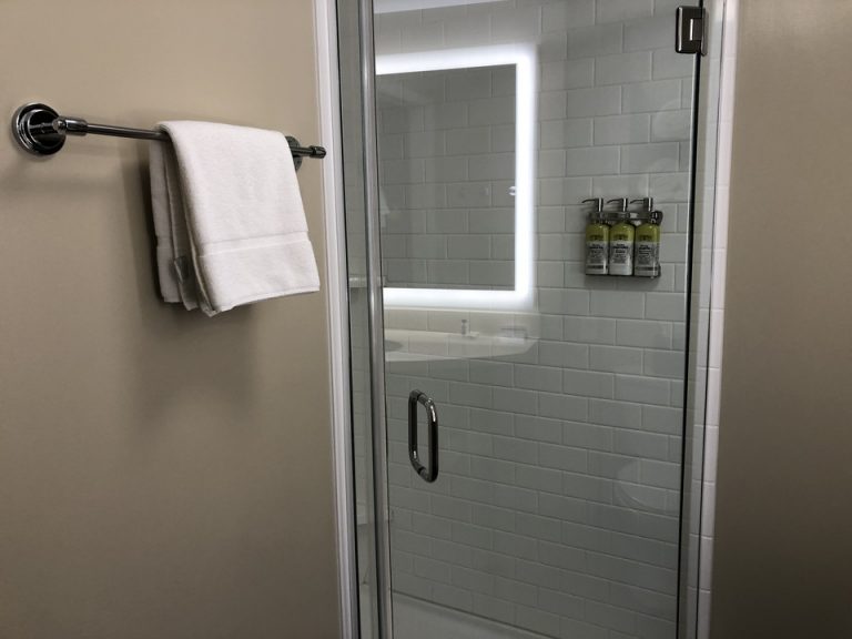 シャワーは透明な扉の中にあります