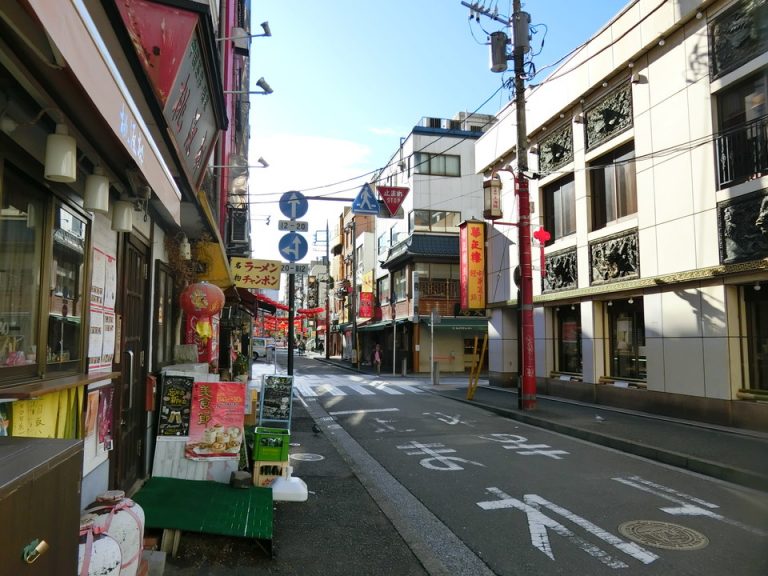 前の道をまっすぐ行くと人気おかゆ店シャテンキへ行けます