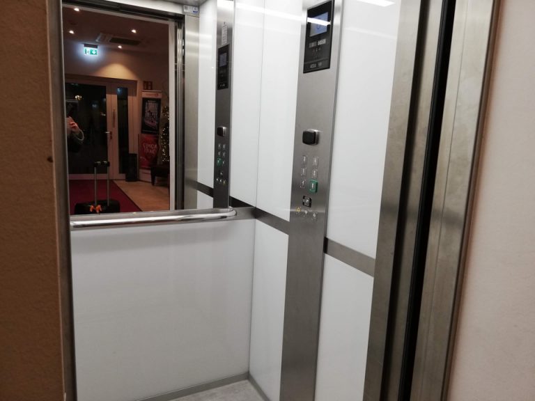 エレベーター内観1