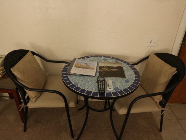 入口横にデスクが置かれてます。