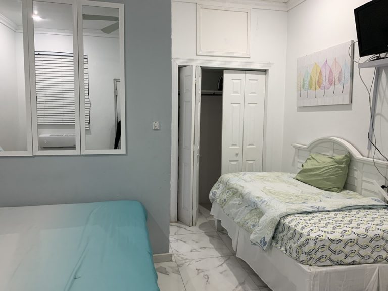 客室全体入口、窓際方向。白が基調の清潔感のあるデザインです。広さはそれほどありませんが、設備が十分に整っているので旅の間過ごすにはとても満足でした。