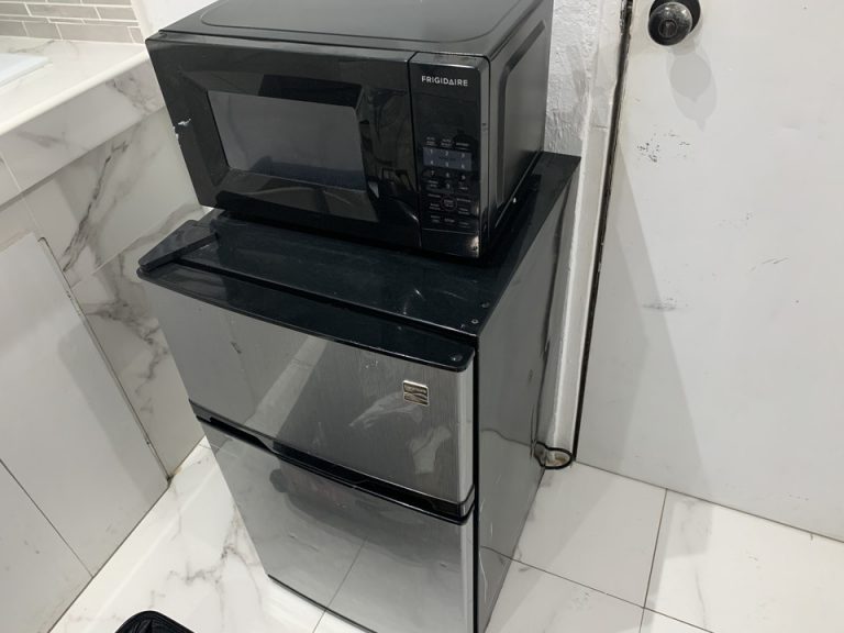 電子レンジと冷蔵庫。冷凍庫があるのはとても便利です。温暖な場所なので、飲み物を冷やしておくのに助かりました。