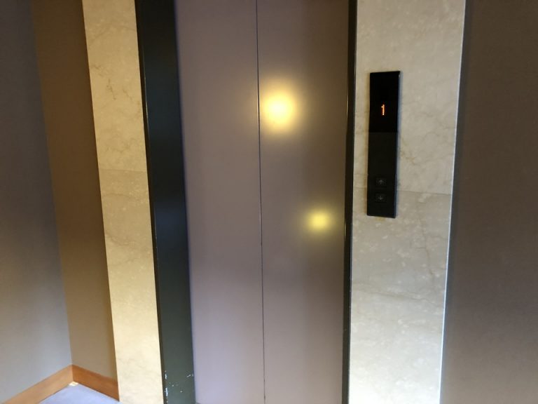 エレベーター前(1)