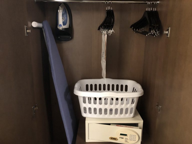 クローゼットの中には洗濯代、洗濯カゴ、金庫、ハンガー、パンツハンガーがあります