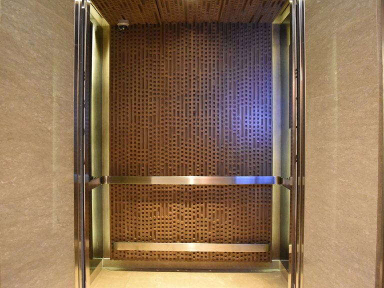 エレベーター内観