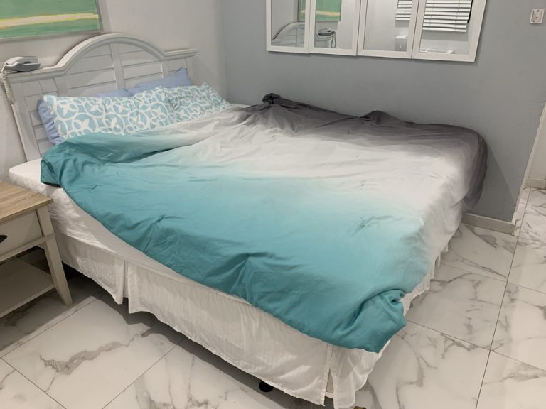 ベッド全体。白が基調の清潔感のあるデザインです。広さはそれほどありませんが、設備が十分に整っているので旅の間過ごすにはとても満足でした。