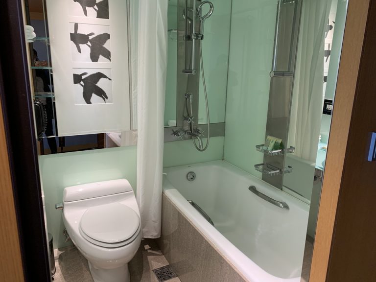 バスルーム入口から全景01