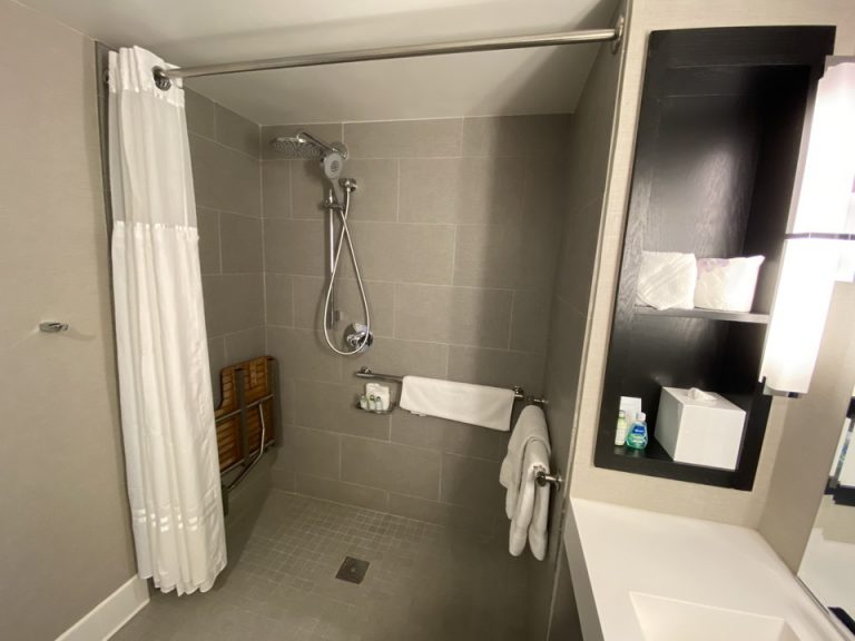 シャワー室全体