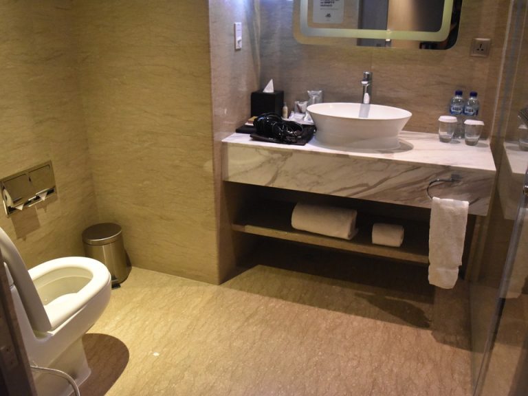 トイレ入り口から