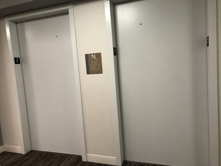 部屋のある階のエレベーターホール