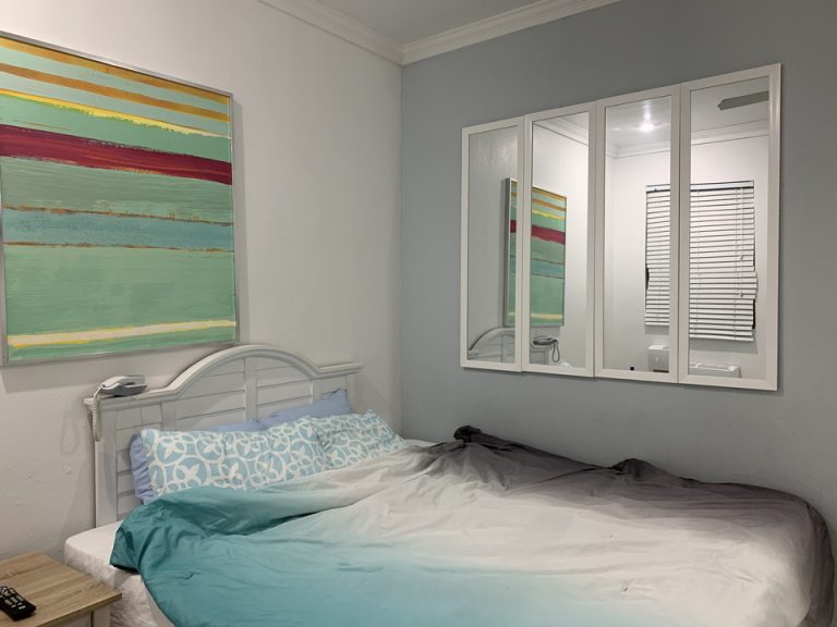 ベッド。白が基調の清潔感のあるデザインです。広さはそれほどありませんが、設備が十分に整っているので旅の間過ごすにはとても満足でした。(2)