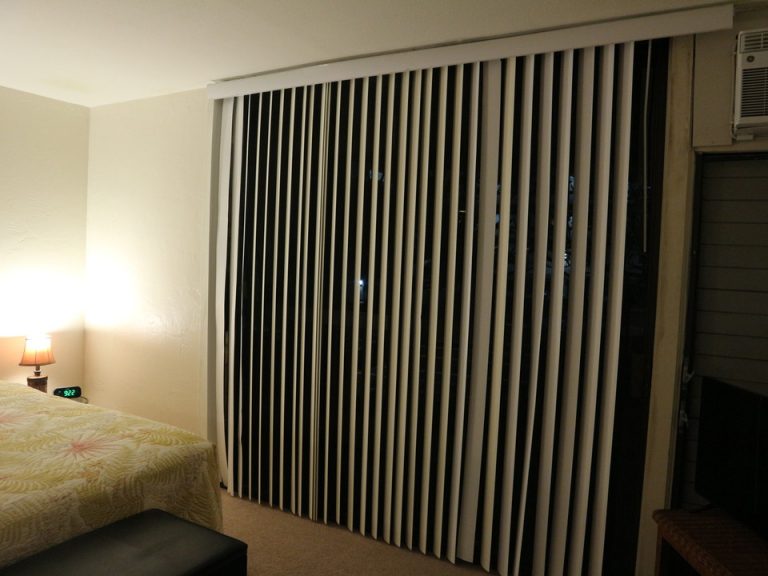 窓はブラインドで開け閉めするタイプです。