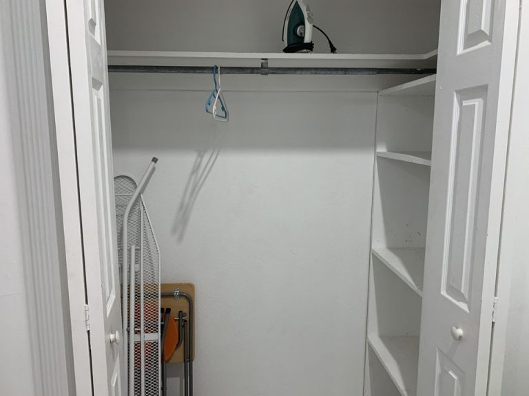 クローゼット内観。クローゼットの中も充実しています。(3)