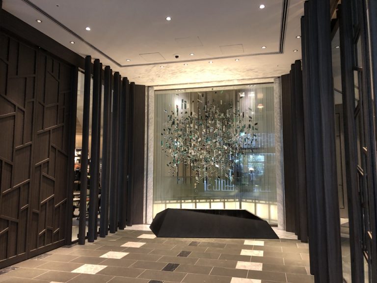 エントランス入って左の扉がフロント方向です